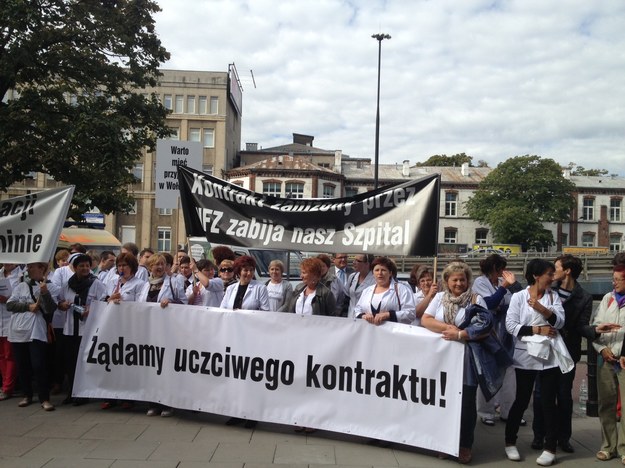 Przed siedzibą NFZ pojawiło się ponad sto osób /Mariusz PIekarski /RMF FM