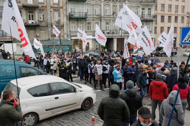 Przed siedzibą rządu odbył się kilkusetosobowy protest przeciwko wprowadzeniu weekendowego lockdownu /SERGEY DOLZHENKO /PAP/EPA