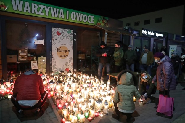 Przed sklepem zmarłego mężczyzny mieszkańcy składają znicze / 	Tomasz Gzell    /PAP