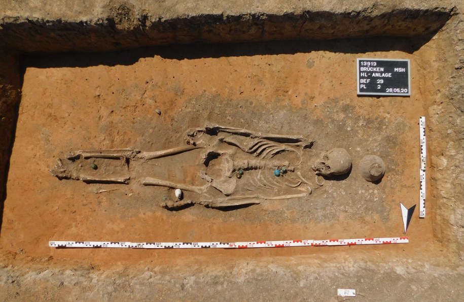 Przed-słowiańskie cmentarzysko w Brücken: Nienaruszony pochówek dorosłej kobiety z markerami genetycznymi wskazującymi na lokalne pochodzenie. /© Landesmuseum für Vorgeschichte /Materiały prasowe