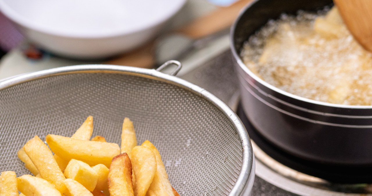 Przed smażeniem frytek należy bardzo dobrze rozgrzać tłuszcz /yuriga55 /123RF/PICSEL