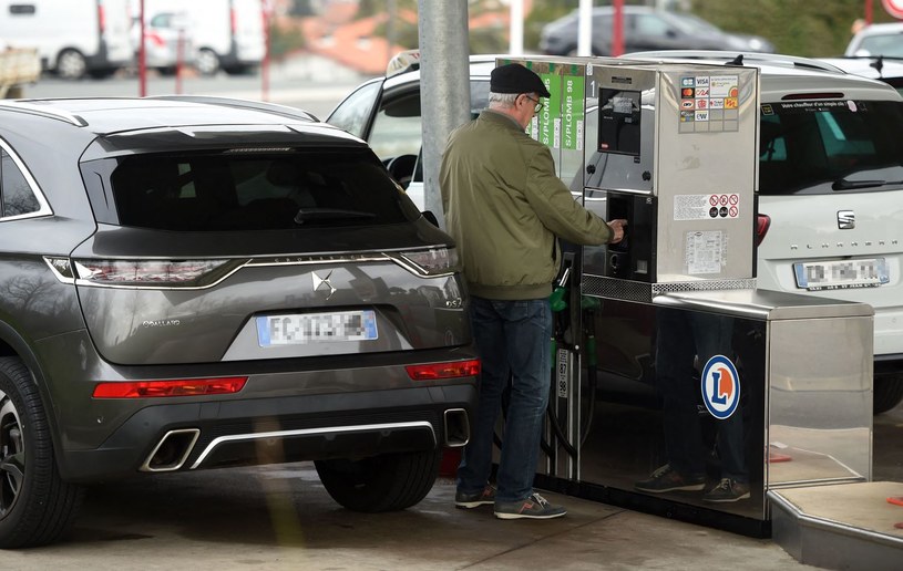 Przed stacjami benzynowymi w regionach przygranicznych mogą niebawem ustawiać się długie kolejki /AFP