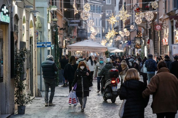 Przed świętami wiele osób odwiedza sklepy stacjonarne w poszukiwaniu prezentów. Na zdjęciu ruch na ulicach Rzymu /GIUSEPPE LAMI /PAP/EPA