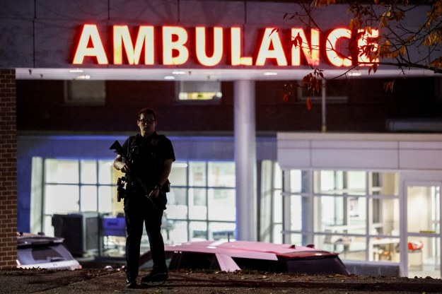 Przed szpitalem, do którego trafiali ranni w strzelaninie, stanęli uzbrojeni funkcjonariusze /CJ GUNTHER /PAP/EPA
