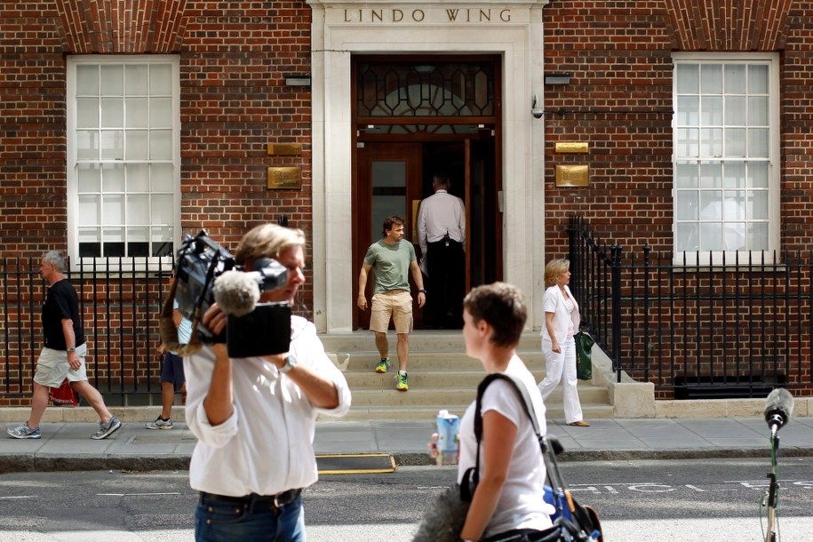 Przed szpitalem, gdzie będzie rodzić księżna Kate czekają liczni dziennikarze /TAL COHEN /PAP/EPA