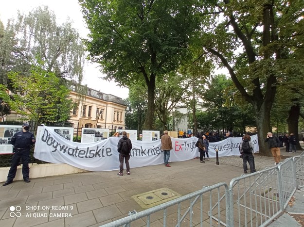 Przed terenem TK pozostali protestujący rozwinęli długi transparent z napisem „Obywatelskie Zamknięcie Ex-Trybunału Obywatelskiego” /Maciej Sztykiel /RMF FM