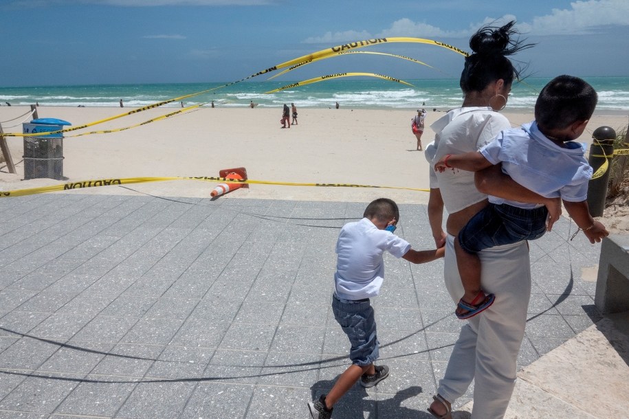 Przed trzema dniami osłabiony Izajasz dał się we znaki mieszkańcom Florydy /CRISTOBAL HERRERA-ULASHKEVICH /PAP/EPA