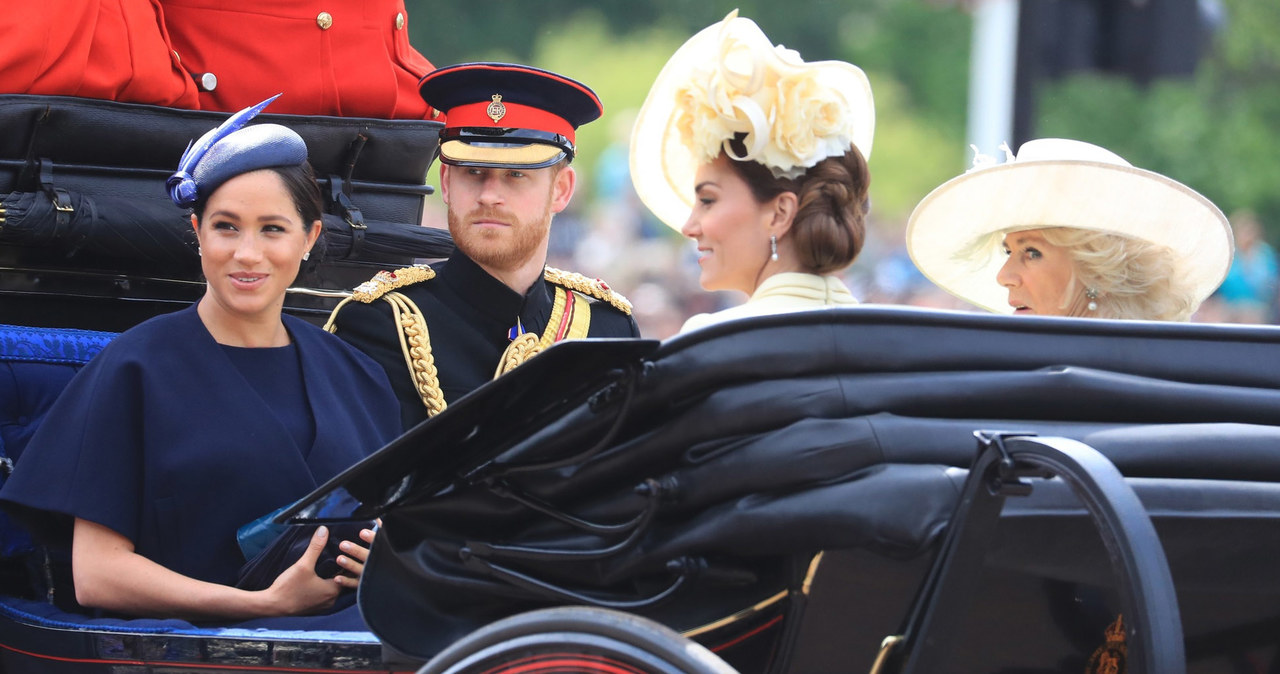 Przed tym, jak cała rodzina pojawiła się na balkonie, członkowie królewskiego rodu uczestniczyli w paradzie. Meghan i Harry jechali we wspólnym pojeździe z Kate i Kamilą /Gareth Fuller    /East News