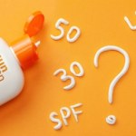Przed wakacjami Super-Pharm przecenia kremy SPF 50. Niektóre kosztują mniej niż 30 zł