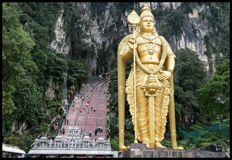 Przed wejściem do Jaskini Batu stoi największy na świecie posąg hinduskiego boga wojny /Dinendra Haria / i-Images /East News