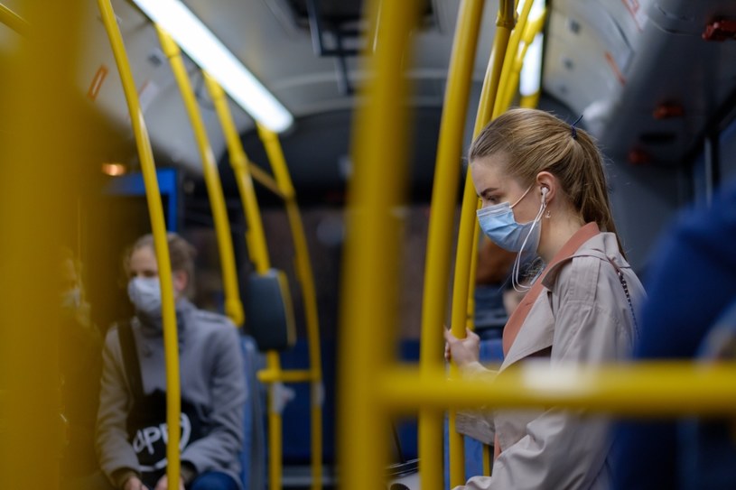 Przed wejściem do tramwaju czy autobusu pamiętaj o założeniu maseczki /123RF/PICSEL