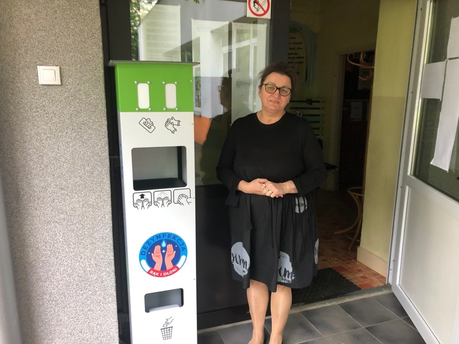 Przed wejściem na teren placówki trzeba zdezynfekować dłonie /Anna Kropaczek /RMF FM