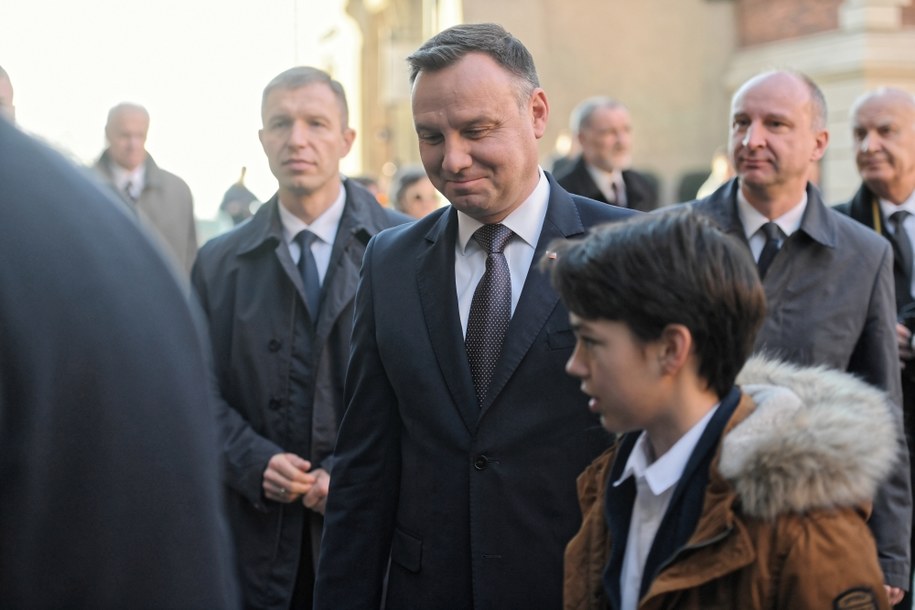 Przed wizytą w Nowym Sączu Andrzej Duda pojawił się na Wawelu w Krakowie, gdzie modlił się i złożył kwiaty na grobie Lecha i Marii Kaczyńskich /	Jacek Bednarczyk   /PAP