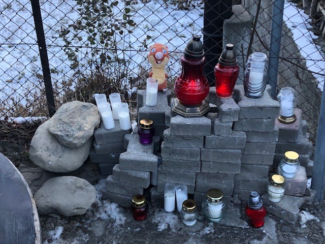 Przed wjazdem na ulicę Leszczynową, gdzie doszło do tragedii, palą się znicze /Anna Kropaczek /RMF FM