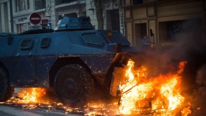 Przed wyborami francuskie partie biją się o "żółte kamizelki" 