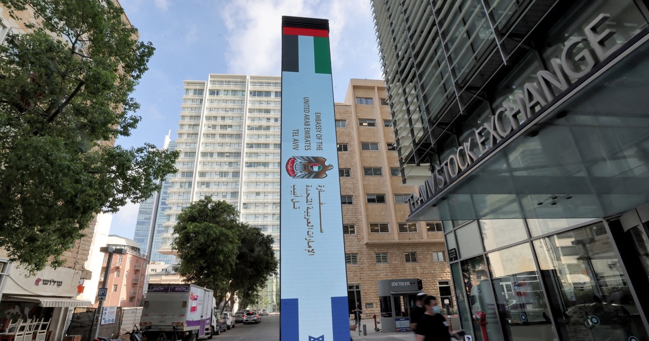 Przed wybuchem wojny "dobrze poinformowani traderzy" grali przeciw notowaniom izraelskiej giełdy. Na zdjęciu znajduje się budynek giełdy w Tel Awiwie, w którym jednocześnie mieści się ambasada Zjednoczonych Emiratów Arabskich /Emmanuel Dunand/AFP /AFP