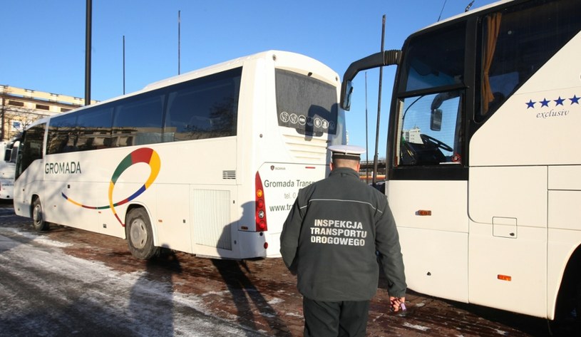 Przed wyjazdem na ferie warto skontrolować autokar /Stanisław Kowalczuk /East News