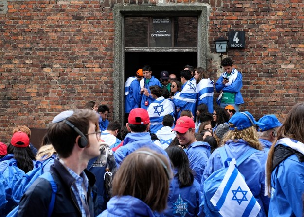 Przed wyruszeniem Marszu młodzi Żydzi, którzy przyjechali z różnych zakątków świata, w tym tak odległych jak Australia oraz Ameryki Północna i Południowa, zwiedzali ekspozycję w Muzeum Auschwitz. /Andrzej  Grygiel /PAP