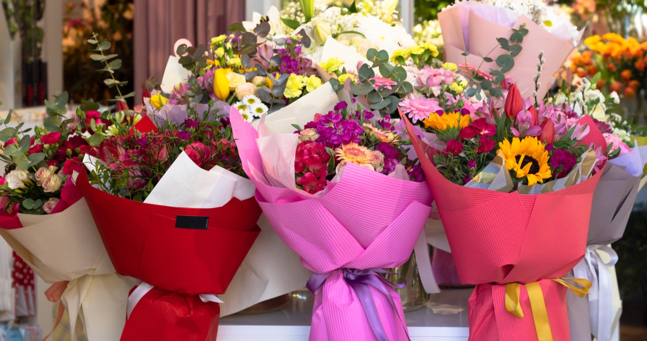 Przed zakupem bukietu w walentynki warto dowiedzieć się, jakie znaczenie niosą ze sobą poszczególne kwiaty /Pixel