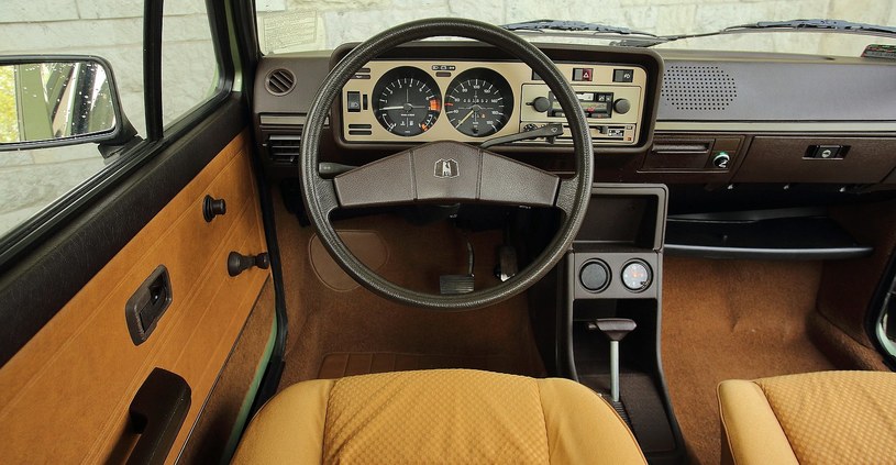 Przedliftowa tablica przyrządów wyróżniała się obecnością okrągłych  zegarów. Po 2. liftingu z 1980 r. wprowadzono prostokątne wskaźniki. /Motor