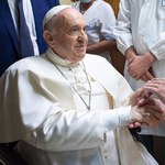 Przedłuża się pobyt papieża Franciszka w szpitalu