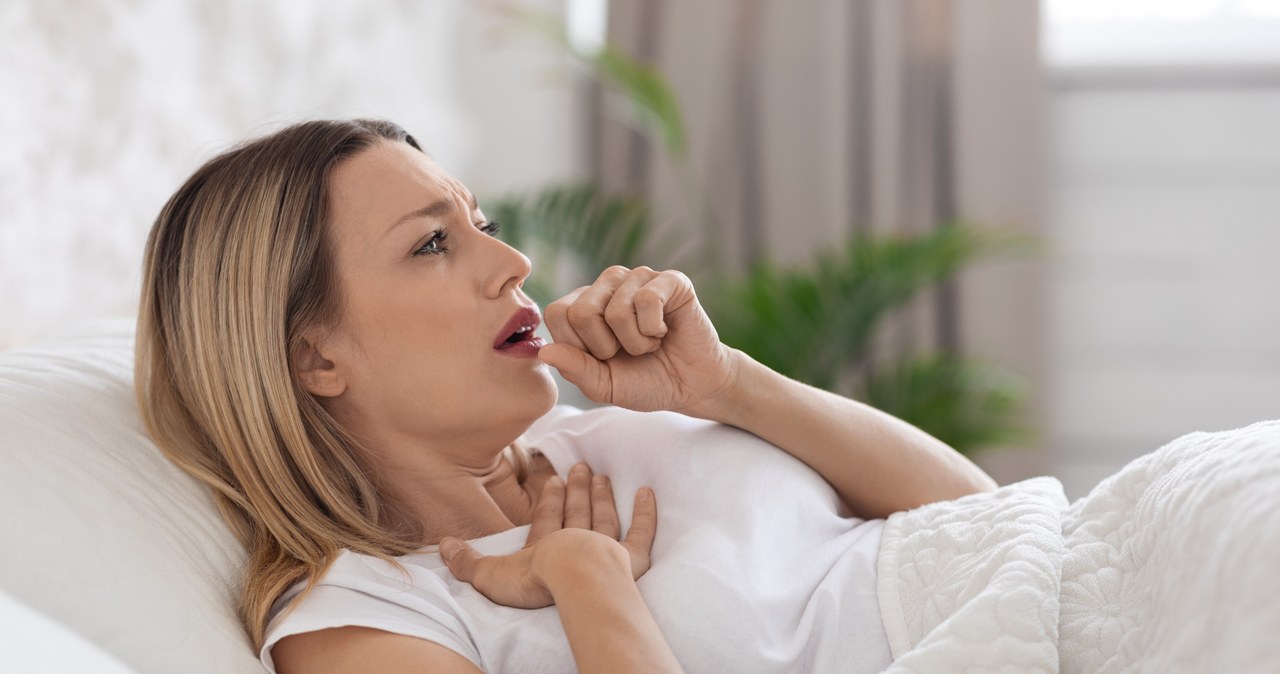 Przedłużający się kaszel, krótszy oddech i ból opłucnej mogą świadczyć o groźnym zakażeniu bakterią /123RF/PICSEL
