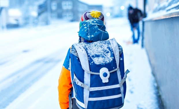 Przedłużone ferie z powodu mrozu. W tych szkołach odwołano lekcje
