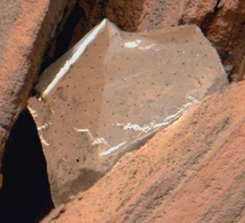 Przedmiot na Marsie okazał się kocem termicznym. /NASA