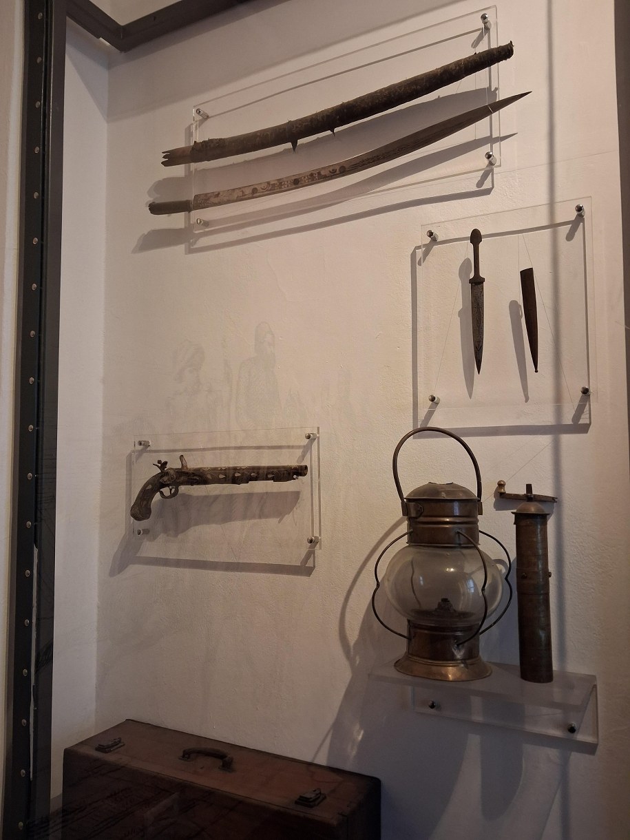 Przedmioty eksponowane w jednej z sal /Marlena Chudzio /RMF FM