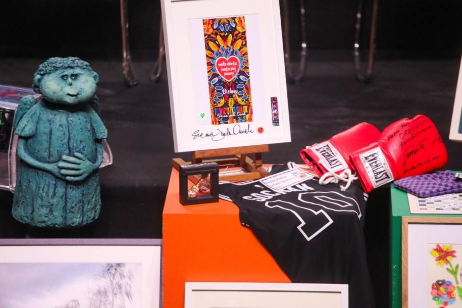 Przedmioty przeznaczone na licytację zaprezentowane podczas konferencji prasowej w Warszawie /Albert Zawada /PAP