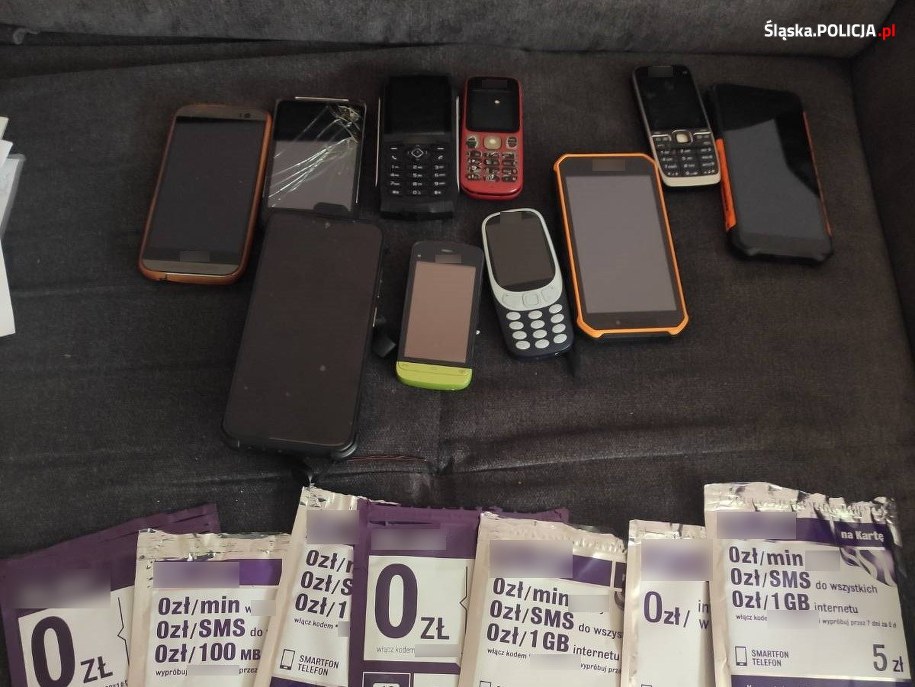 Przedmioty zabezpieczone podczas przesłuchania /Śląska policja /Policja