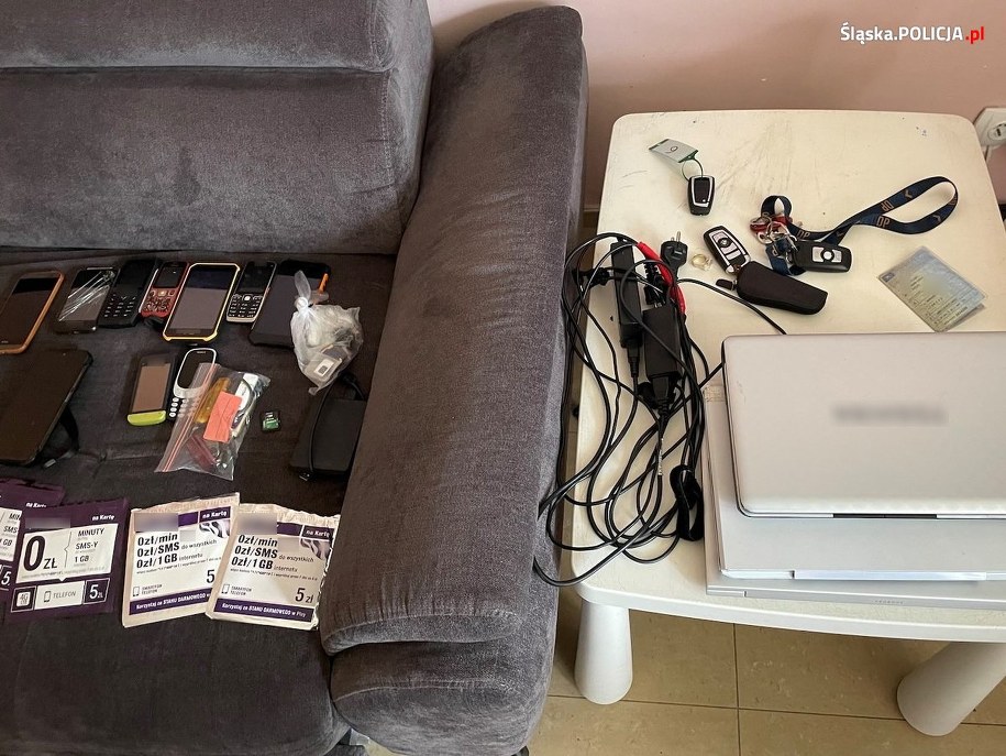 Przedmioty zabezpieczone podczas przeszukania /Śląska policja /Policja