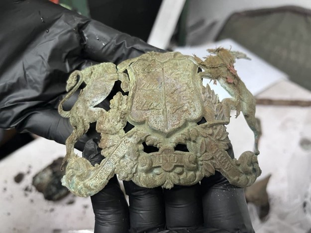 Przedmioty znalezione przy szczątkach żołnierza przez funkcjonariuszy /foto. KPP w Sochaczewie /
