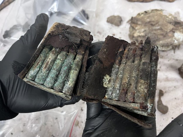 Przedmioty znalezione przy szczątkach żołnierza przez funkcjonariuszy /KPP Sochaczew /