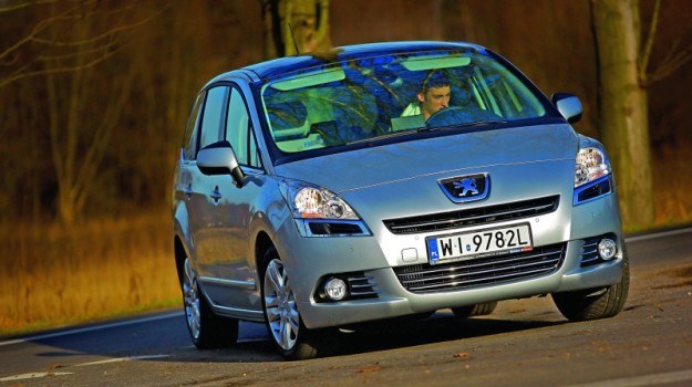 Przednia część 5008 rożni się od pozostałych nowych modeli Peugeota. /Motor