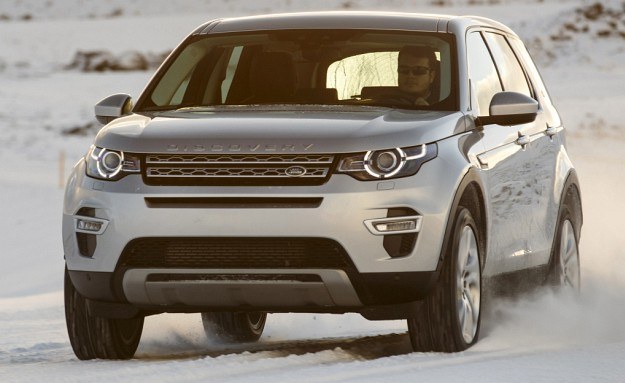 Przednia część nadwozia Discovery Sport mocno nawiązuje do rewelacyjnie wyglądającego Range Rovera Evoque'a. Prześwit nowego modelu wynosi zupełnie niezłe 21,2 cm. /Land Rover