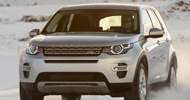 Przednia część nadwozia Discovery Sport mocno nawiązuje do rewelacyjnie wyglądającego Range Rovera Evoque'a. Prześwit nowego modelu wynosi zupełnie niezłe 21,2 cm. /Land Rover