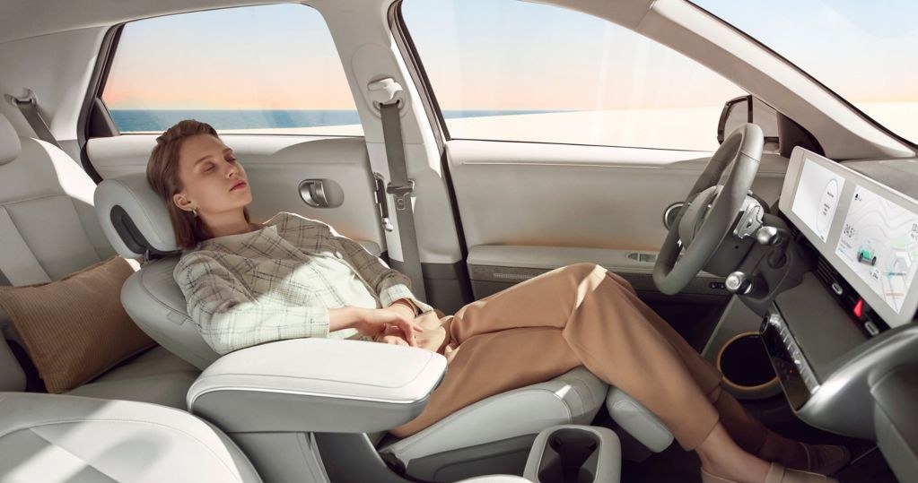 Przednie fotele Hyundaia IONIQ 5 rozkładają się do pozycji leżanek, pozwalając na relaks /.