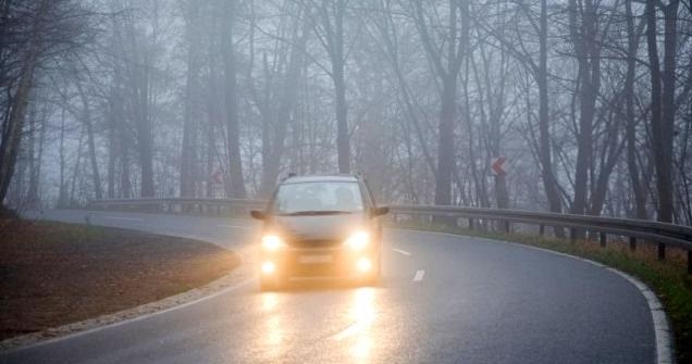 Przednie światła przeciwmgłowe używane w czasie deszczowej pogody nic nie dają, za to odbijają się od mokrej jezdni i oślepiają nadjeżdżających z naprzeciwka /Informacja prasowa