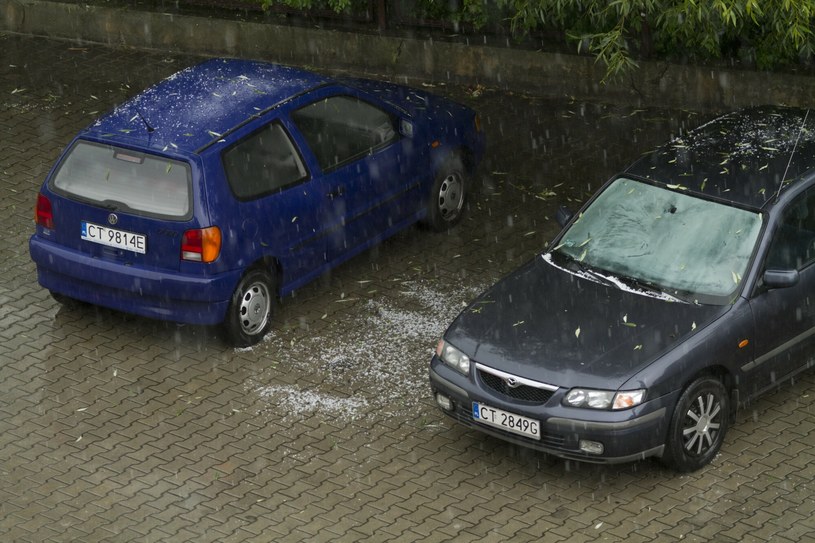 Przedostawanie się wody do wnętrza samochodu ma miejsce najczęściej podczas opadów /Adam Wysocki/East News /East News