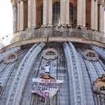 Przedsiębiorca prowadzi protest na kopule bazyliki św. Piotra