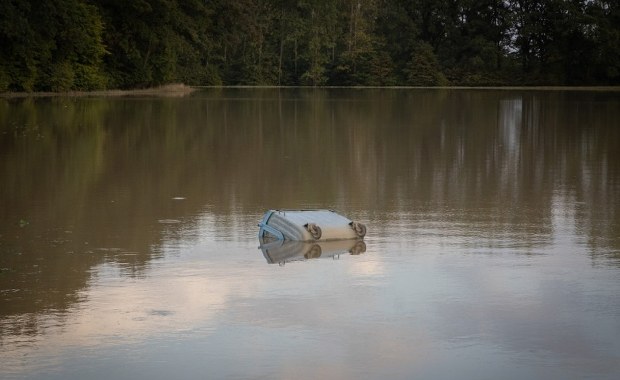 Przedsiębiorca przekopał wał, by ratować swój biznes? Sprawie przyjrzą się biegli
