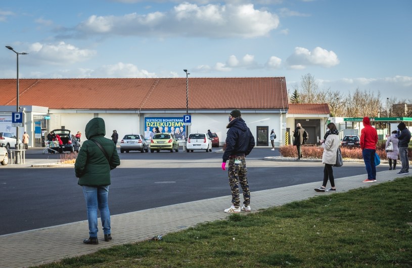 Przedsiębiorcy będą mogli sprawdzać certyfikaty covidowe, by przestrzegać obowiązujących limitów osób w pomieszczeniach /123RF/PICSEL
