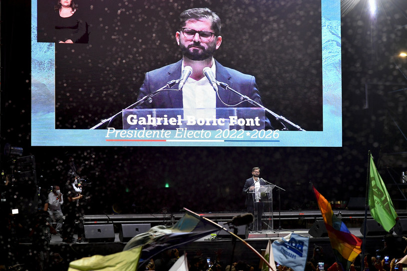 Przedstawiciel chilijskiej lewicy Gabriel Boric zwyciężył w niedzielę w drugiej turze wyborów prezydenckich /AP Photo/Matias Delacroix /East News
