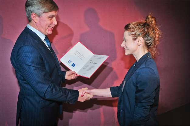 Przedstawiciel Fiat Powertrain Technologies Marek Stanclik wręcza nagrodę jednej z absolwentek /Informacja prasowa