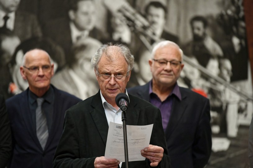 Przedstawiciel Fundacji Centrum Solidarności Bogdan Lis oraz przedstawiciel miasta Gdańska Jacek Taylor i przedstawiciel Lecha Wałęsy Krzysztof Pusz podczas konferencji prasowej po nadzwyczajnym posiedzeniu Rady Europejskiego Centrum Solidarności / 	Adam Warżawa    /PAP