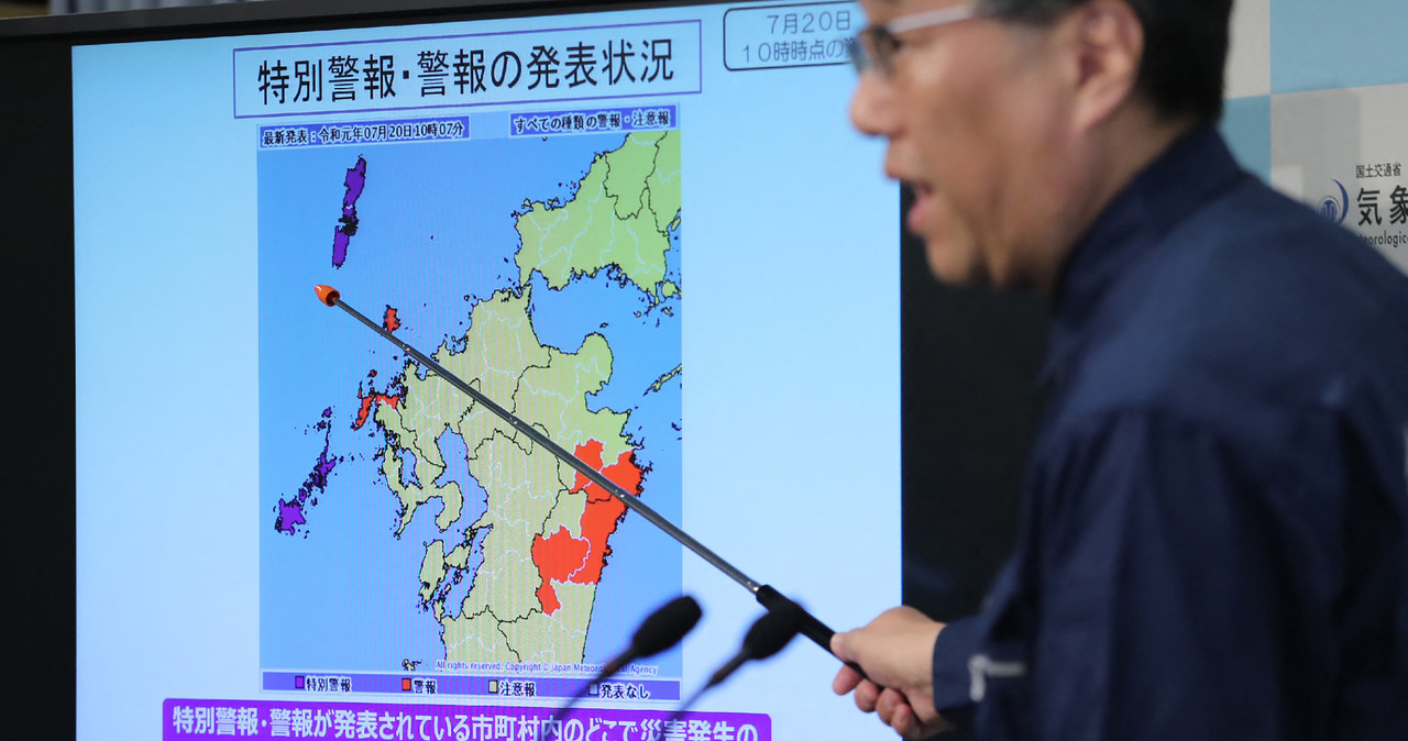 Przedstawiciel japońskiej stacji meteorologicznej ostrzegający przed ulewnymi deszczami na wyspach Goto i Tsushima /AFP