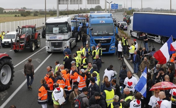 Przedstawiciel resortu infrastruktury ma jechać do Calais ws. napadów na przewoźników