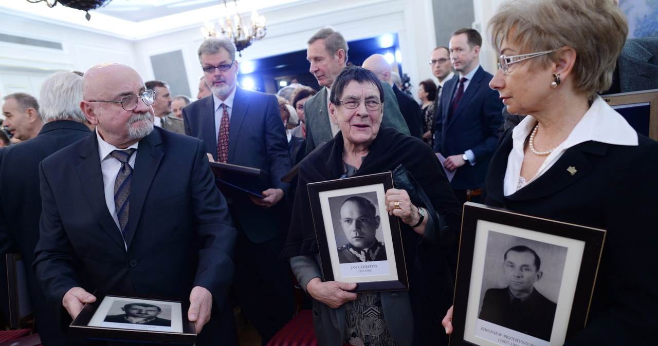 Przedstawiciel rodziny Adama Gajdka, przedstawicielka rodziny majora Jana Czeredysa i wnuczka kmdr. por. Zbigniewa Przybyszewskiego Anna Bogusławska-Narloch /Jacek Turczyk /PAP