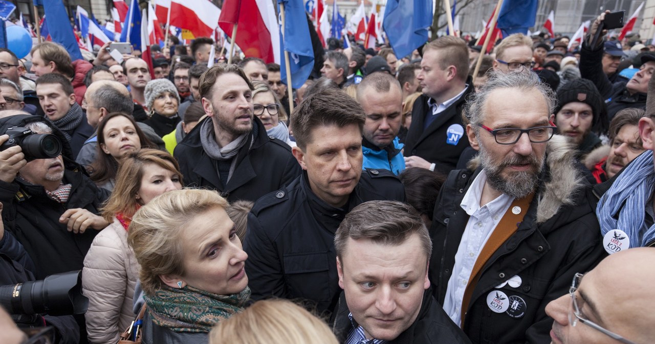 Przedstawiciele KOD-u i Nowoczesnej podczas protestów /Łukasz Zakrzewski /East News